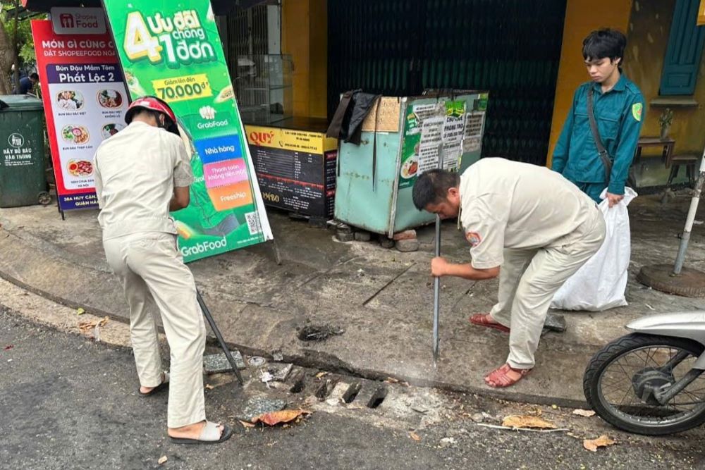 Da Nang will have a week of dredging and clearing sewers before the 2025 rainy season. Photo: Hai Chau District