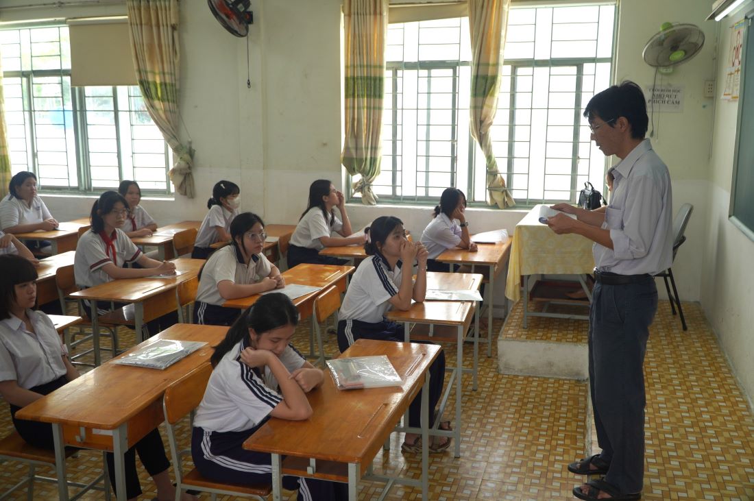 Thi sinh nghe giam thi pho bien quy che thi. Anh: Chan Phuc
