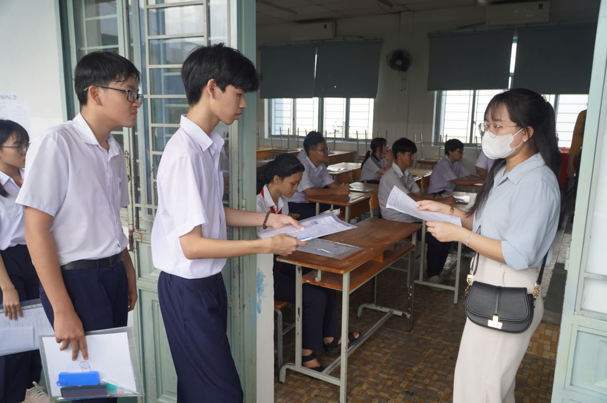 Thi sinh duoc goi vao phong thi. Anh: Chan Phuc