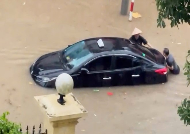 Pesadas lluvias en la mañana del 23 de mayo, causando inundaciones locales en la ciudad de Tuyen Quang, causando que algunos vehiculos mueran. Foto: Duc Thang.