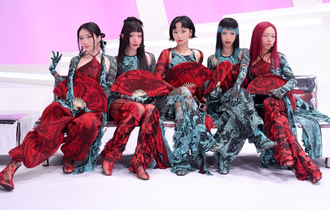 Los hermosos niños eligen disfraces el uno para el otro. Foto: Vieon.