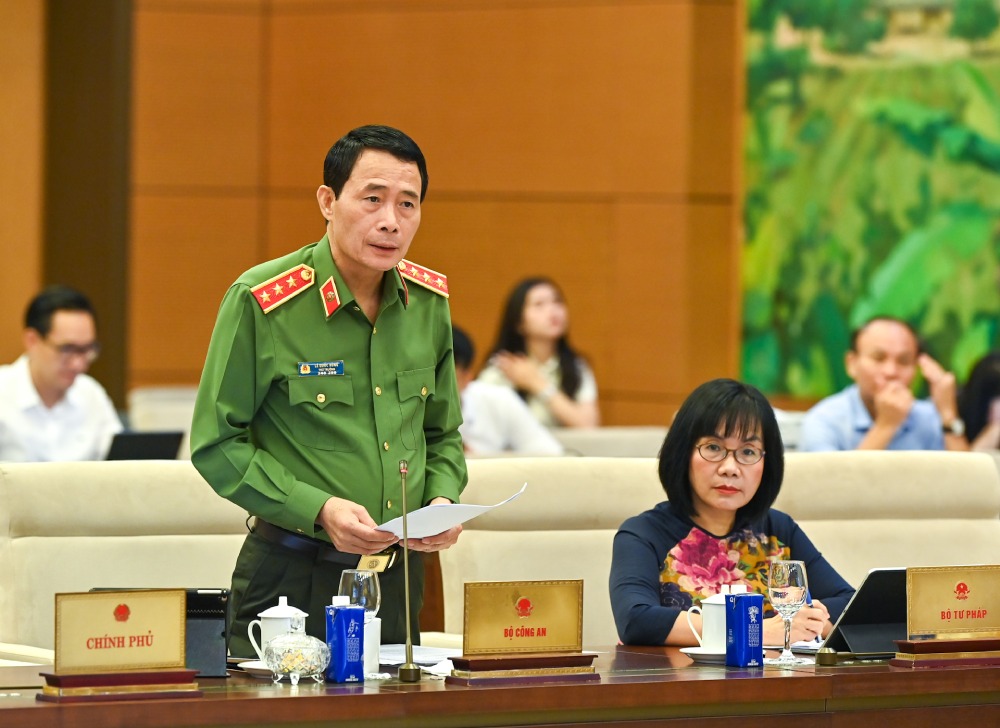 Thượng tướng Lê Quốc Hùng - Thứ trưởng Bộ Công an nêu lý do tăng mức phạt với hành vi vi phạm về bảo vệ dữ liệu cá nhân. Ảnh: Phạm Đông