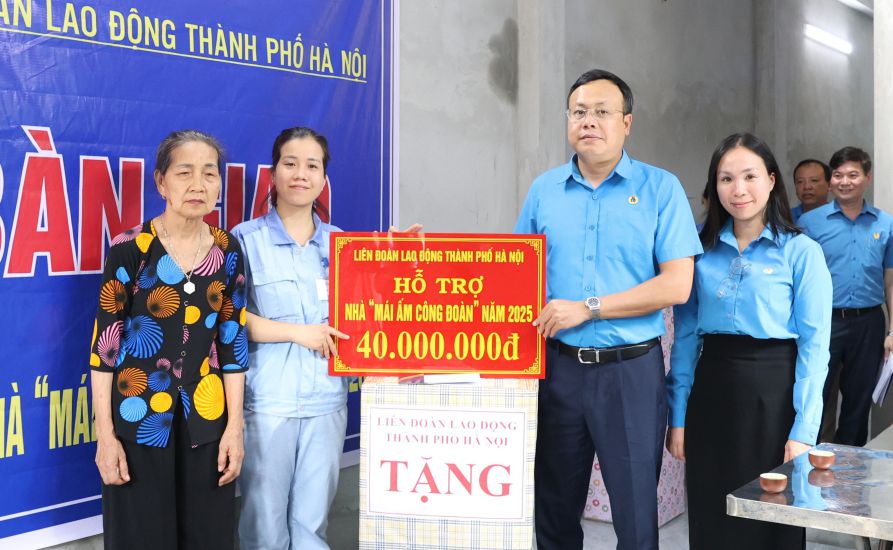 Member of the Presidium of the Vietnam General Confederation of Labor, Chairman of the Hanoi City Confederation of Labor Pham Quang Thanh presented support to union member Nguyen Thi Thanh. Photo: Manh Quan