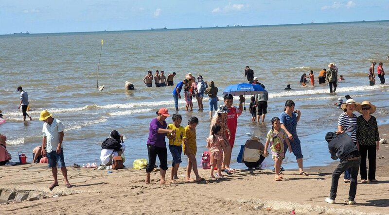 Mùa hè, không ít trẻ em tắm sông, tắm biển nhưng thiếu kỹ năng bơi, tiềm ẩn đuối nước. Ảnh: Hoàng Lộc