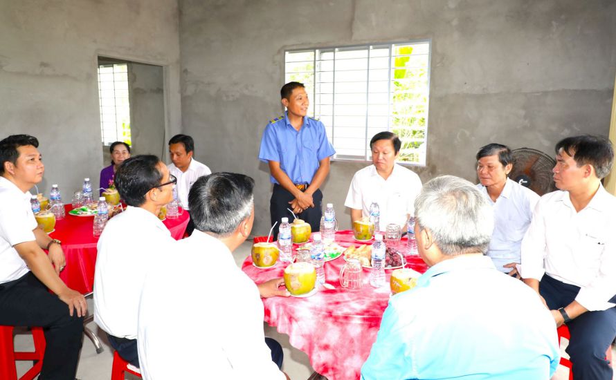 Union member Uong Ung Phu - on behalf of his family, sent his thanks to all levels of the Vietnam Electricity Trade Union. Photo: Van Lac