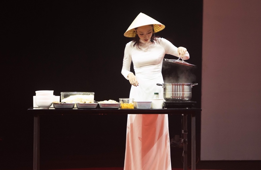 Tóc TIên nấu bánh canh trong buổi họp fan. Ảnh: Nguyễn Du.