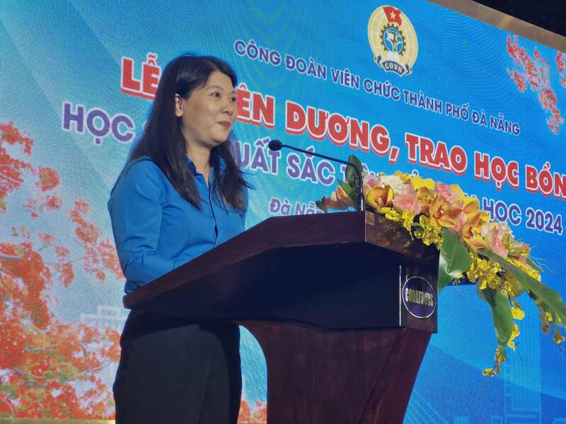 Ms. Nguyen Thi Dung - President of the Da Nang City Civil Servants' Union spoke at the ceremony to honor and award scholarships to outstanding students in the 2024-2025 school year. Photo: Thu Giang