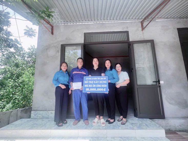 랑선성 노동 연맹은 조합원과 노동자에게 노동조합의 집 지원금을 전달했습니다. 사진: Khanh Linh