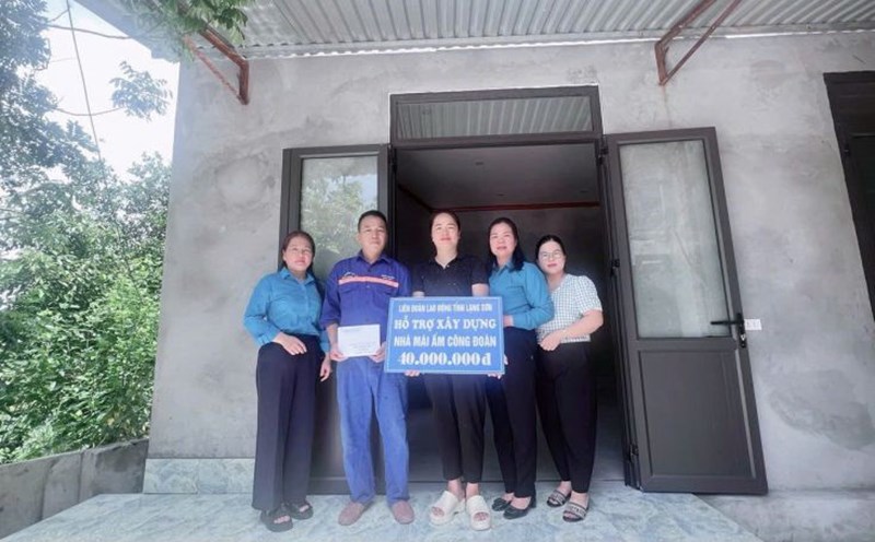 Lang Son Provincial Labor Federation presented support for Trade Union Shelters to union members and workers. Photo: Khanh Linh