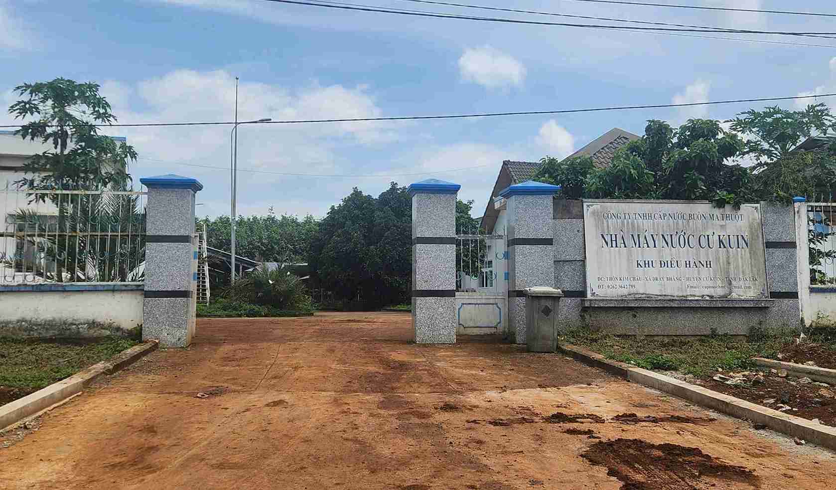 Las empresas que invierten en proyectos de suministro de agua en el distrito de Cu Kuin y el complemento de agua domestica para la ciudad de Buon Ma Thuot (provincia de Dak Lak) suspenderan temporalmente las operaciones debido a dificultades financieras. Foto: Bao Trung