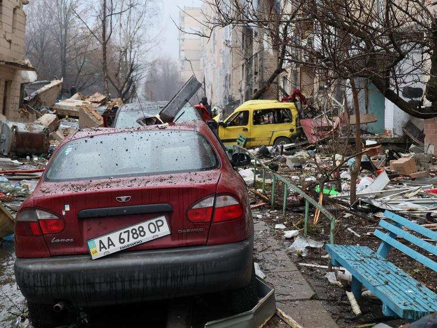 Las casas y los automoviles fueron dañados en un ataque de misiles en Kiev, Ucrania, el 2 de enero de 2024. Foto: Xinhua