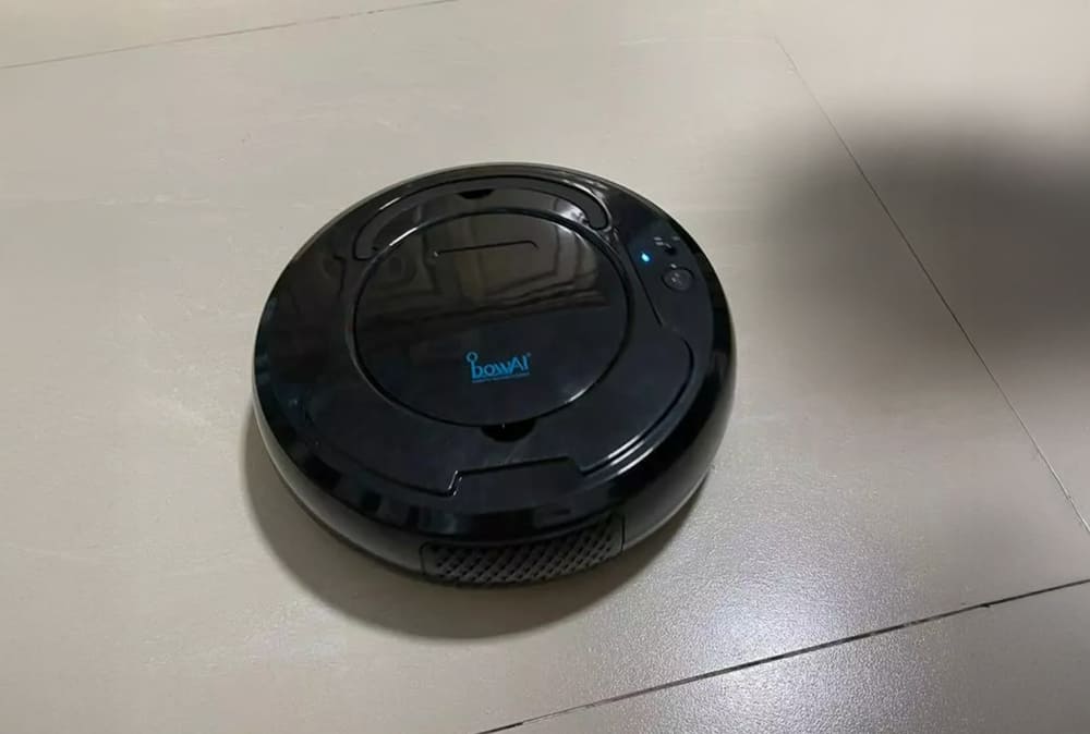 robot vacuum cleaners help housewives clean the house quickly. Photo: Le Yen