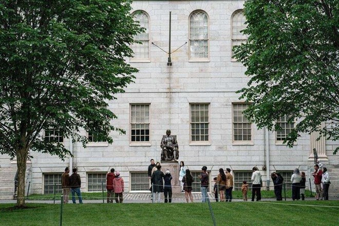 Tổng thống Trump ký lệnh dừng thị thực của sinh viên quốc tế đến Harvard