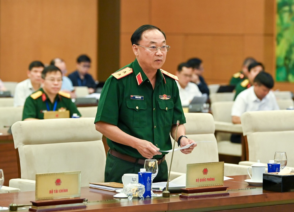 Lieutenant General Thai Dai Ngoc said that the Government proposed to remove the positions of Commander, Political Commissar of the Provincial Border Guard Command and many other positions in the military organization. Photo: Pham Dong