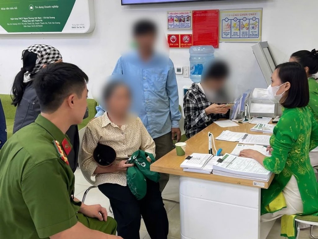 경찰을 사칭하여 할머니에게 1억 5천만 동을 사기친 사건을 적시에 막았습니다. 사진: Vietcombank