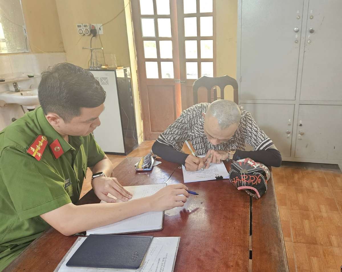 Anh T tại cơ quan công an. Ảnh: Công an xã Mỹ Tân (TP Nam Định)