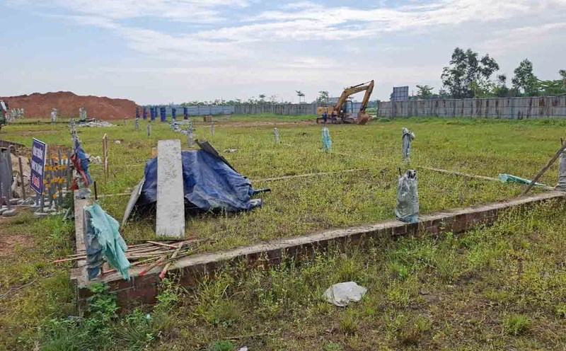 The project to build a working headquarters combined with a petroleum store of Giang Nam Petroleum Company in Thach Trung ward is stopped construction. Photo: Tran Tuan.