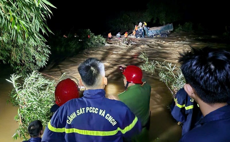 Rescue forces worked through the night to rescue people in floodwaters. Photo: Tran Hong.