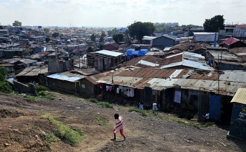 Roofs collapsed in Kibera (Kenya). Photo: Thien Trang