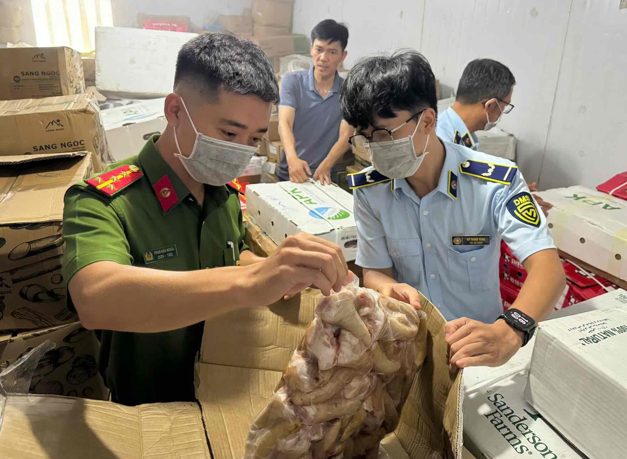 약 4 000kg의 밀수입 냉동 식품이 발견되었습니다. 사진: 꽝빈성 시장 관리국 지국장
