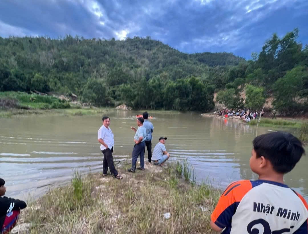 La localidad esta implementando soluciones para evitar ahogamientos y ahogamientos para niños en verano en Khanh Hoa. Foto: binh quy