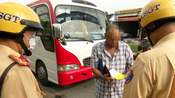 Muchos casos fueron castigados friamente por una policia de Giang. Foto: Una policia de Giang