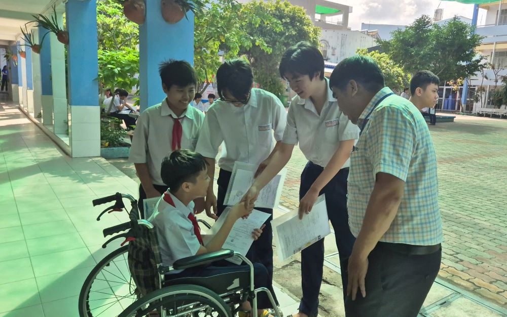 Em Mai Xuan Trieu cung cac ban hoc tai diem thi. Anh: Chan Phuc