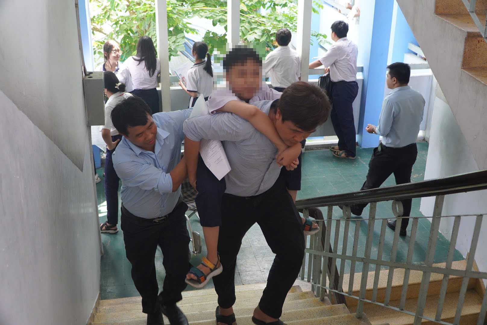Hinh anh em Mai Xuan Trieu duoc thay giao tai diem thi cong vao phong thi. Anh: Chan Phuc