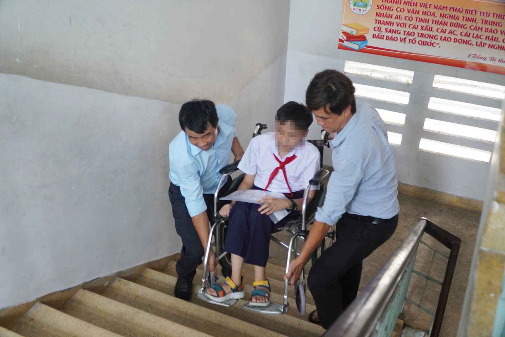 Mai Xuan Trieu has had myasthenia gravis since childhood and is currently unable to walk on his own and has to use a wheelchair. Photo: Chan Phuc