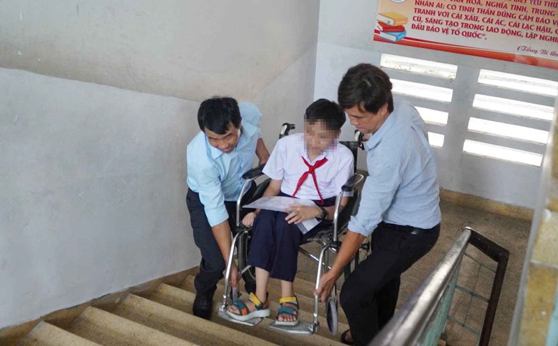 Mai Xuan Trieu has had myasthenia gravis since childhood and is currently unable to walk on his own and has to use a wheelchair. Photo: Chan Phuc