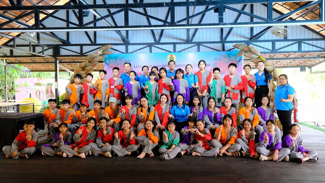 Cac em hoc sinh tham gia trai he. Anh: My Ly
