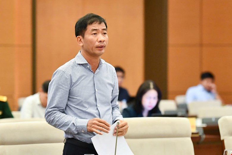 El subdirector del Comite Popular Supremo, Nguyen Duy Giang, dijo que solo el examen de promocion de rango del procurador fue nombrado por primera vez, luego considerado para la promocion de rango. Foto: Quochoi.vn