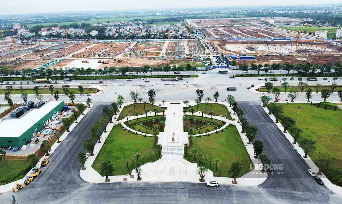 Loi vao chinh tiep giap voi duong Vo Chi Cong, truc giao thong quan trong cua Ha Noi. Anh: Viet Bac.