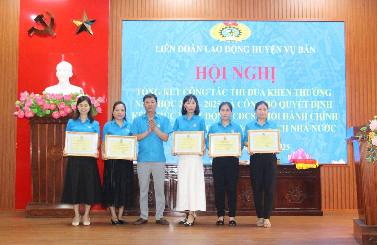 The Vu Ban District Labor Federation (Nam Dinh Province) summarizes the emulation and reward work for the 2024 - 2025 school year and awards outstanding collectives and individuals in the school year. Photo: Vu Ban District Portal