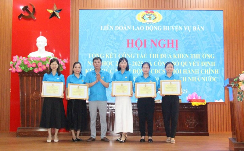 The Vu Ban District Labor Federation (Nam Dinh Province) summarizes the emulation and reward work for the 2024 - 2025 school year and awards outstanding collectives and individuals in the school year. Photo: Vu Ban District Portal