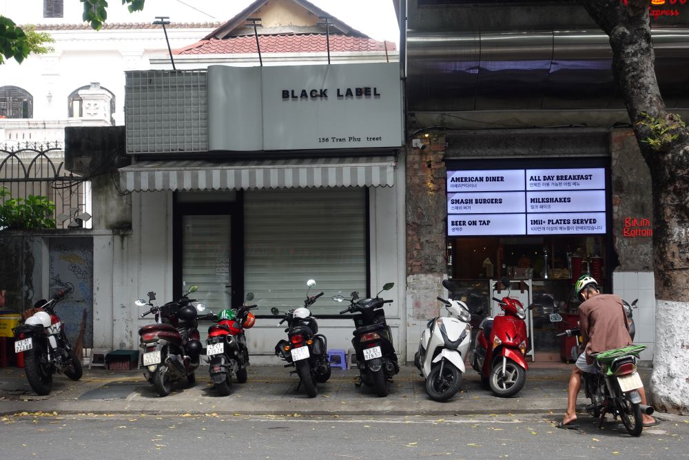 Many fashion stores in Da Nang have closed and tightened curtains after the inspection of counterfeit goods. Photo: Tran Thi