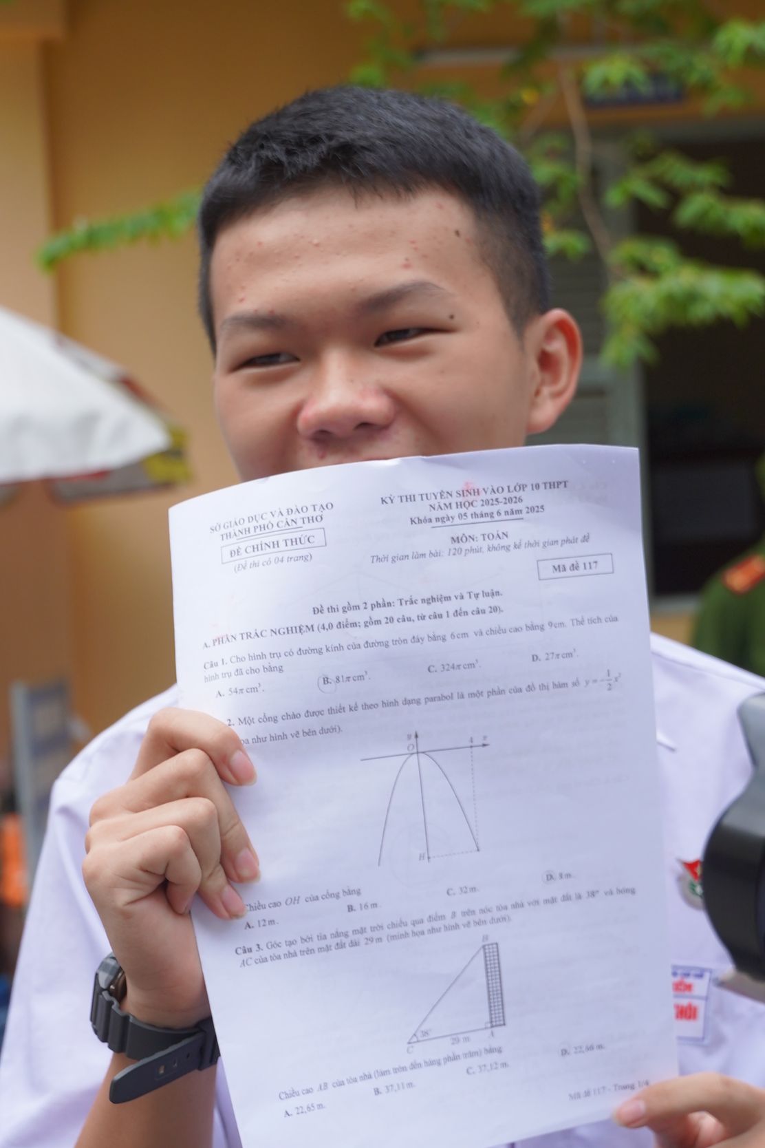 La mot trong nhung hoc sinh hoan thanh bai thi dau tien, thi sinh Vo Hoang Khoi chia se: “Em rat vui mung, rat sung suong vi de de. Em lam duoc hau het cac cau, em du doan minh duoc 9 diem”.