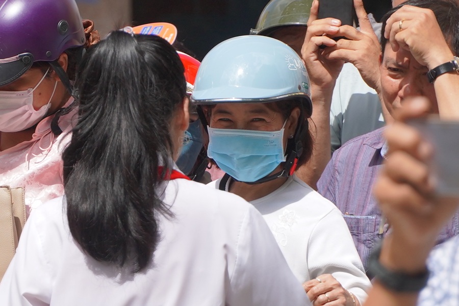 Hinh anh phu huynh mung ro khi con hoan thanh tot cac bai thi.