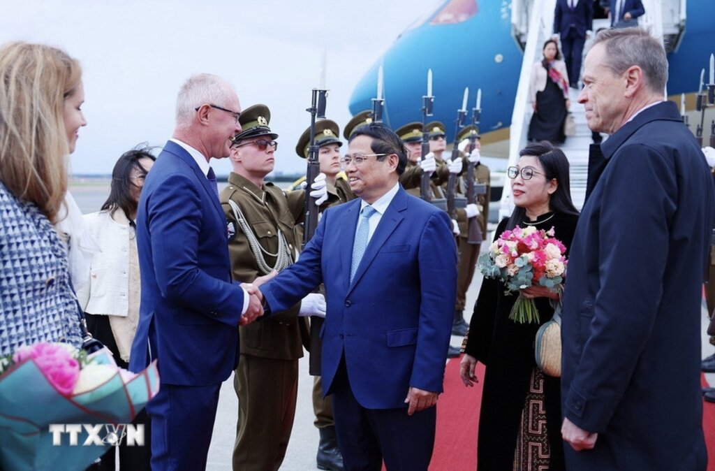 Welcoming ceremony for Politburo member and Prime Minister Pham Minh Chinh and his wife at tallinn airport, Tallinn city, Estonia. Photo: VNA