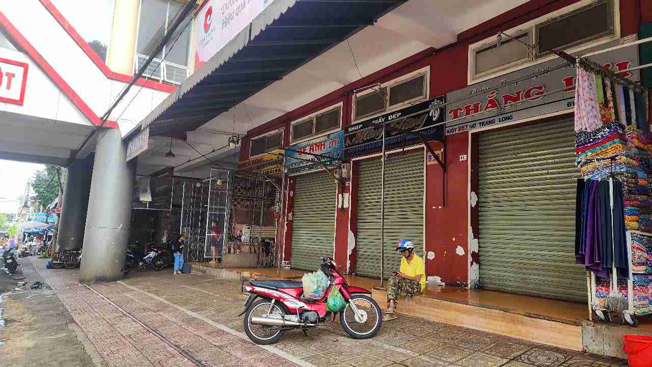 Muchos quioscos en el frente del Centro Buon Ma Thuot (provincia de Dak Lak) cerraron por la mañana de 5.6. Foto: Bao Trung