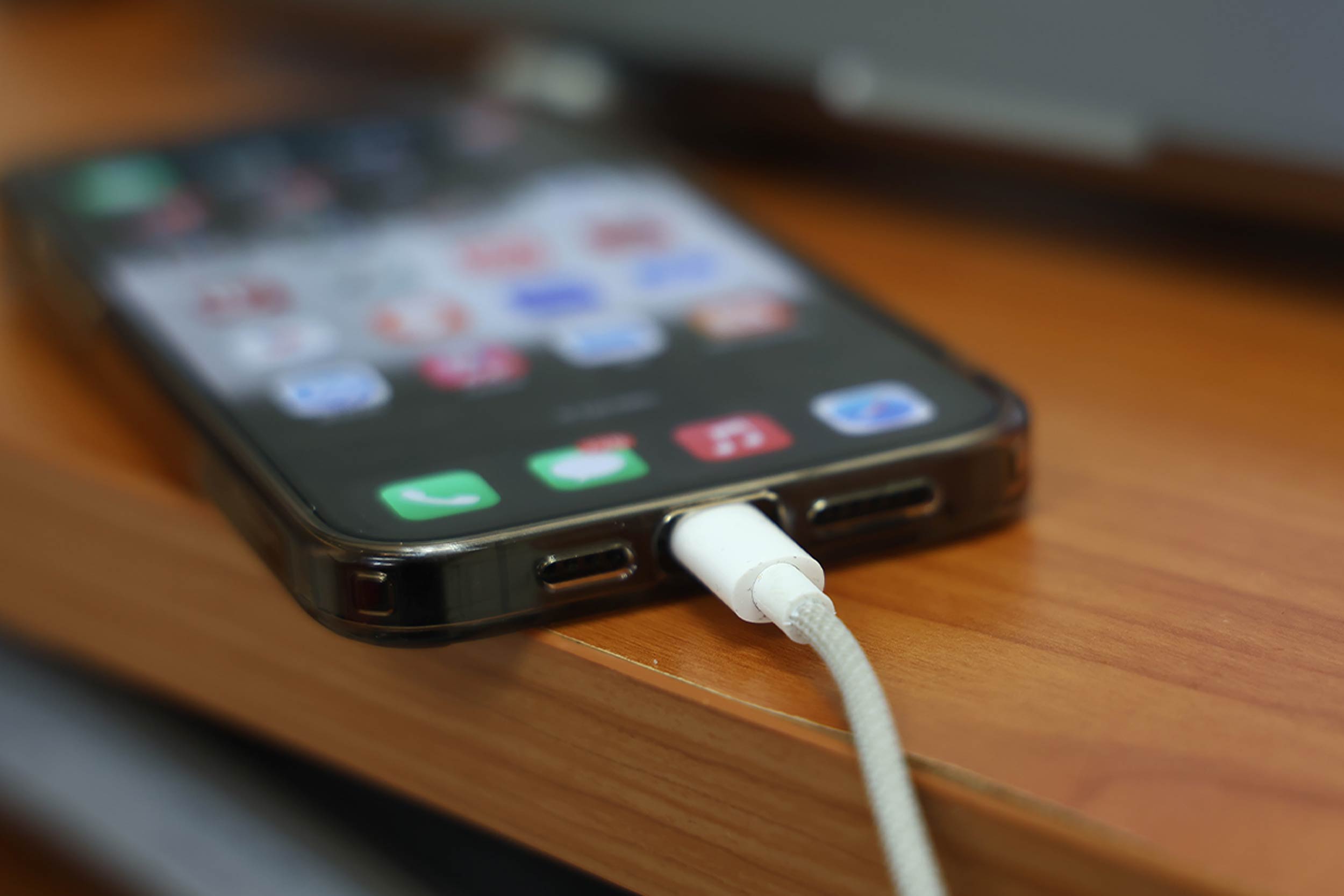 The fastest way to handle when the phone's battery charges slowly and does not come on. Photo: Duong Anh