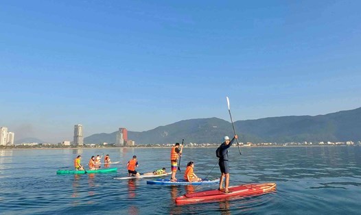 Chèo SUP đón bình minh trên biển Đà Nẵng. Ảnh: Mỹ An