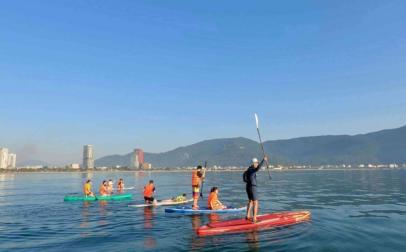SUP ferry welcomes the sunrise at Da Nang sea. Photo: My An