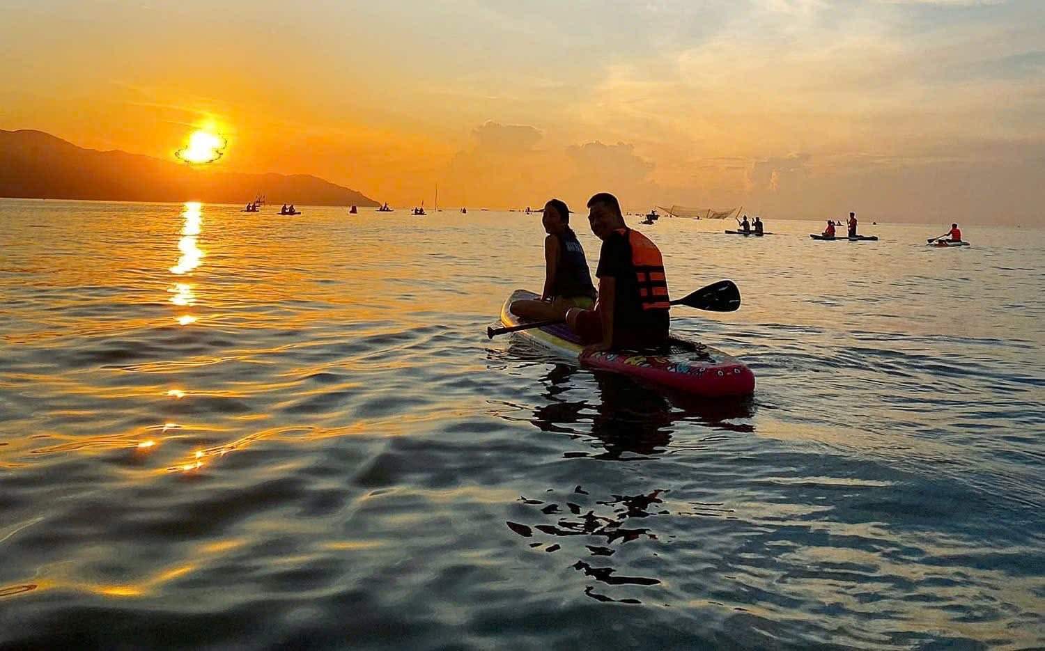 Chèo SUP đón bình minh trên biển Đà Nẵng, từ một hoạt động thể thao giờ đã trở thành sản phẩm du lịch trải nghiệm độc đáo. Ảnh: Mỹ An