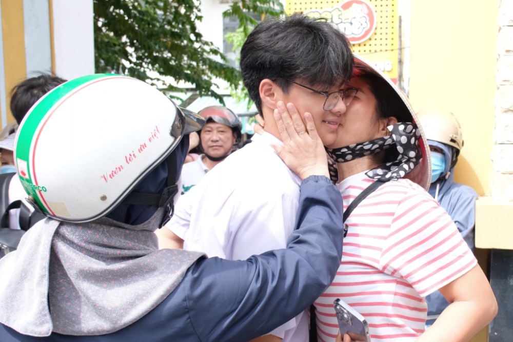 Phu huynh mung ro khi con hoan thanh tot cac bai thi. Anh: Phong Linh.