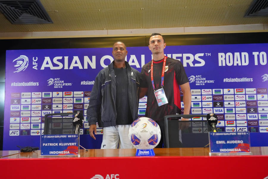 Coach Patrick Kluivert (left) of the Indonesian team attended a press conference before the match against the Chinese team. Photo: PSSI