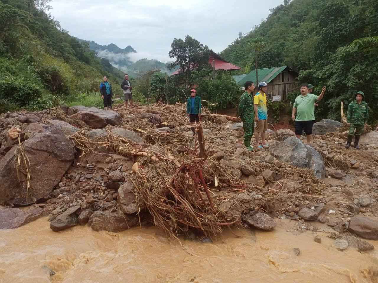 The flood caused serious landslides, causing traffic disruption in the border commune of Nhon Mai (Tuong Duong, Nghe An). Photo: Ngoc Anh