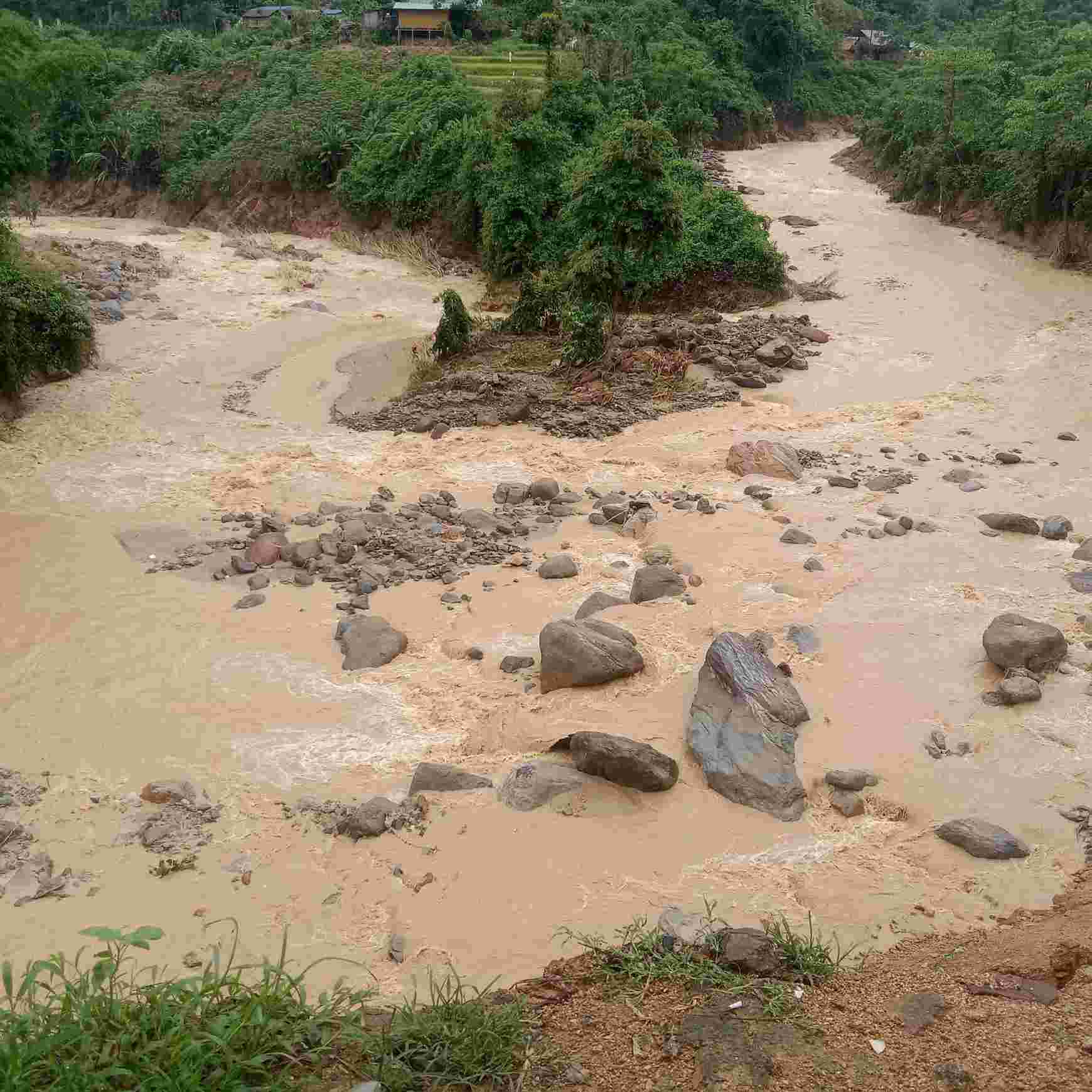 Cong tac khac phuc hau qua mua lu gap rat nhieu kho khan. Anh: Ngoc Anh