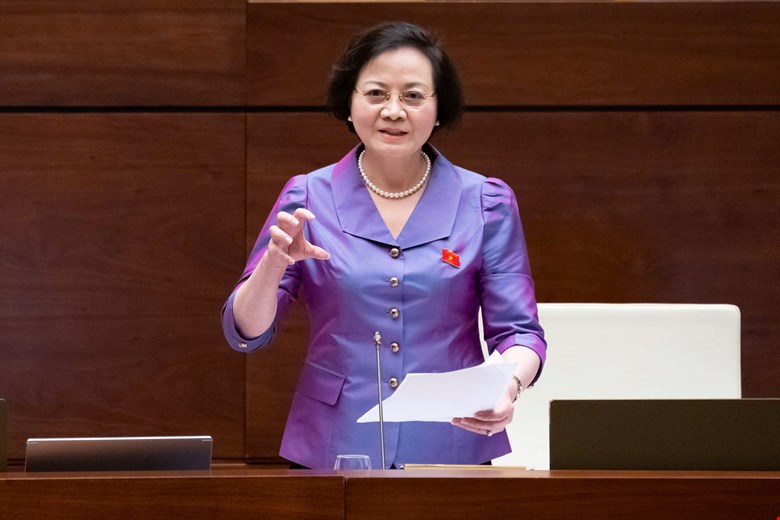 Minister of Home Affairs Pham Thi Thanh Tra said that provincial civil servants assigned to work in communes will have their salary and allowances kept unchanged for 6 months. Photo: Pham Dong