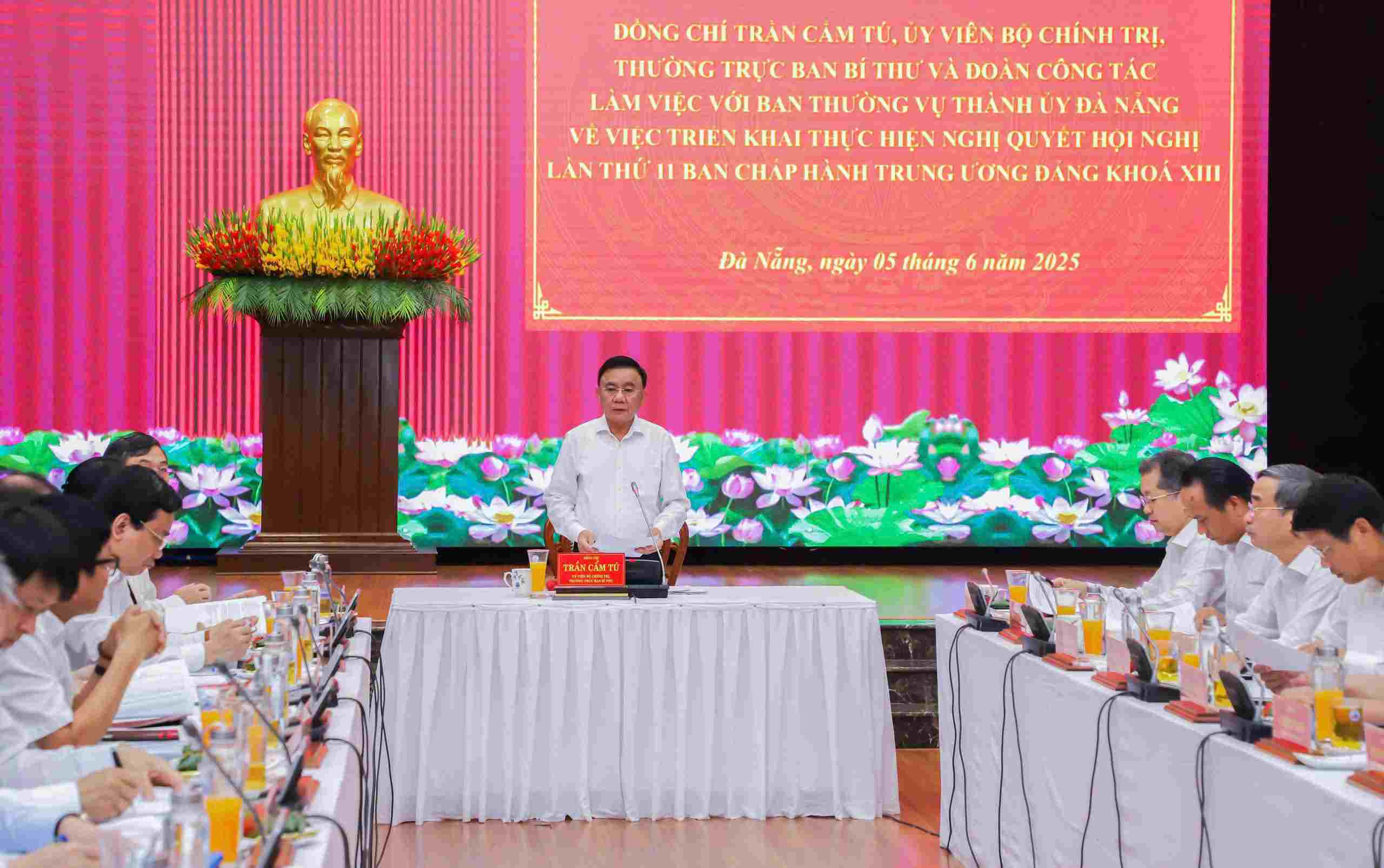 Mr. Tran Cam Tu, Politburo member, Standing member of the Secretariat chaired the meeting with the leaders of Da Nang. Photo: Ha Phan